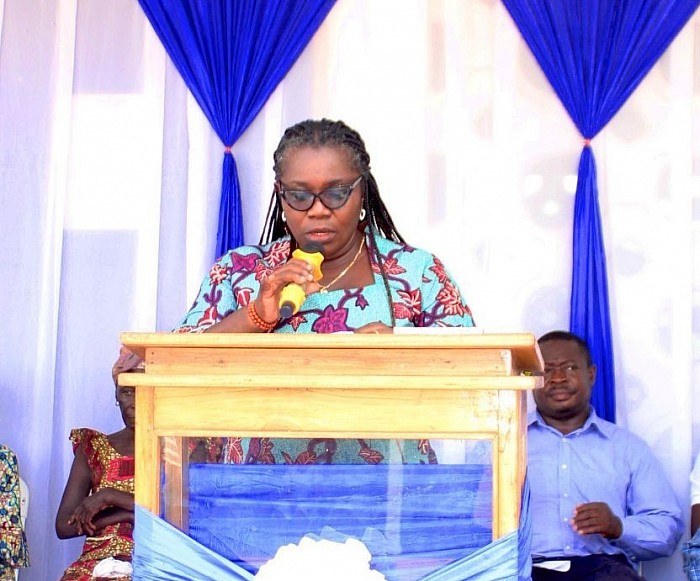 Mrs. Ama Thompson addressing the congregation